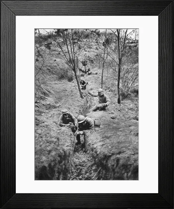 Framed Print : Le telephone a l'arriere du front; apres un bombardement, les sapeurs telephonistes... 1918. Creator: Unknown Framed Print : Le telephone a l'arriere du front; apres un bombardement, les sapeurs telephonistes... 1918. Creator: Unknown