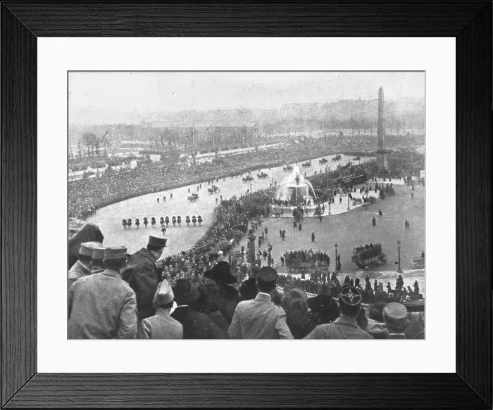 Framed Print : Les chefs d'etat Allies a Paris; Defile sur la place de la Concorde, le 14 decembre, des... 1918. Creator: Unknown Framed Print : Les chefs d'etat Allies a Paris; Defile sur la place de la Concorde, le 14 decembre, des... 1918. Creator: Unknown