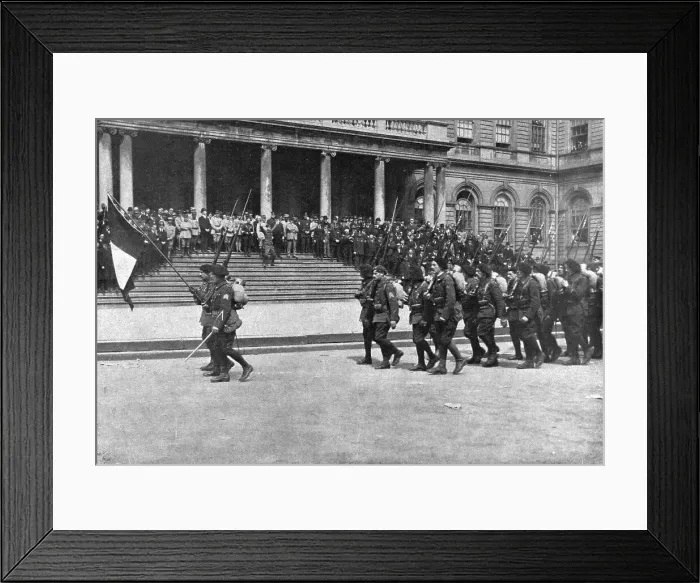 Framed Print : Les alpins francais aux etsts-unis; devant le perron de l'Hotel de Ville de Brooklyn... 1918. Creator: Unknown Framed Print : Les alpins francais aux etsts-unis; devant le perron de l'Hotel de Ville de Brooklyn... 1918. Creator: Unknown