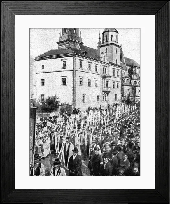 Framed Print : La paix des Bolcheviks; Une manifestation populaire a Cracovie, le 16 fevrier contre... 1918. Creator: Unknown Framed Print : La paix des Bolcheviks; Une manifestation populaire a Cracovie, le 16 fevrier contre... 1918. Creator: Unknown