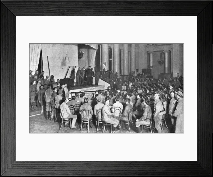 Framed Print : Dans la Russie des Bolcheviks; les contrastes d'un pays en pleine anarchie militaire et... 1918. Creator: Unknown Framed Print : Dans la Russie des Bolcheviks; les contrastes d'un pays en pleine anarchie militaire et... 1918. Creator: Unknown