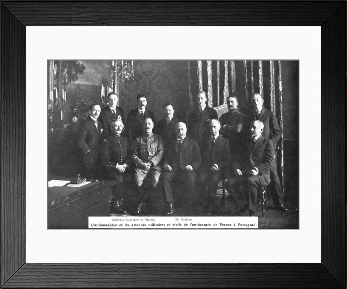 Framed Print : Dans la Russie des Bolcheviks; L'ambassadeur et les attaches militaires et civils de... 1918. Creator: Unknown Framed Print : Dans la Russie des Bolcheviks; L'ambassadeur et les attaches militaires et civils de... 1918. Creator: Unknown