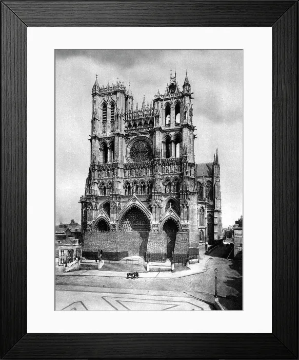 Framed Print : Amiens sous le feu; La Cathedrale d'Amiens sous le revetement qui protegeait les portails, 1918. Creator: Unknown Framed Print : Amiens sous le feu; La Cathedrale d'Amiens sous le revetement qui protegeait les portails, 1918. Creator: Unknown