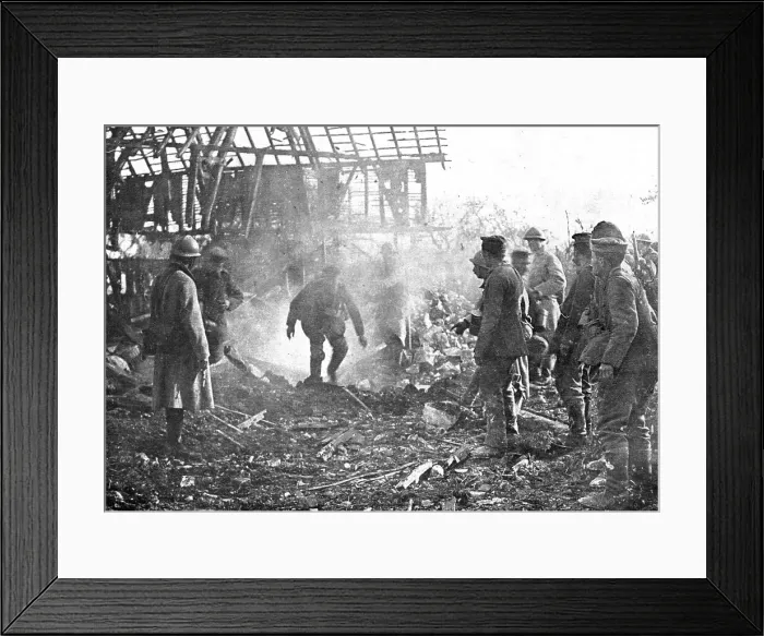 Framed Print : Dans Cantigny; au milieu de la fumee des lance-flammes, les Allemands, un par un... 1918. Creator: Unknown Framed Print : Dans Cantigny; au milieu de la fumee des lance-flammes, les Allemands, un par un... 1918. Creator: Unknown