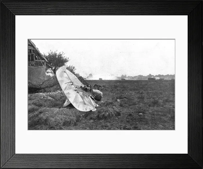 Framed Print : Notre Contre-Attaque du 11 juin 1918; au Nord-Ouest de Compiegne: nos chars d'assaut... 1918. Creator: Unknown Framed Print : Notre Contre-Attaque du 11 juin 1918; au Nord-Ouest de Compiegne: nos chars d'assaut... 1918. Creator: Unknown