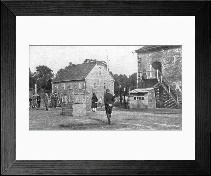 Framed Print : Les camps de represailles; Deux aspects de la cour de 30 metres de cote que les officiers... 1916. Creator: Unknown Framed Print : Les camps de represailles; Deux aspects de la cour de 30 metres de cote que les officiers... 1916. Creator: Unknown