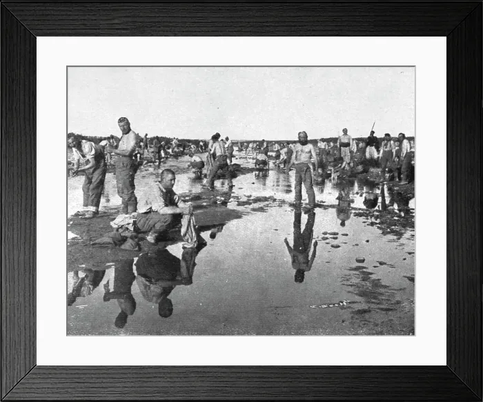 Framed Print : Tandis que;..et d'autres se baignent sous un chaud soleil, dans l'oued Djedi, pres... 1917. Creator: Unknown Framed Print : Tandis que;..et d'autres se baignent sous un chaud soleil, dans l'oued Djedi, pres... 1917. Creator: Unknown