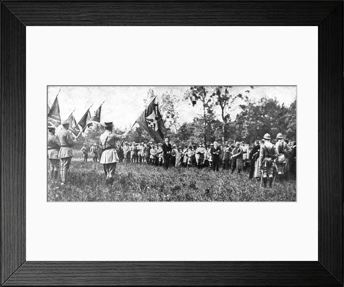 Framed Print : Parmi les soldats de l'entente; la remise des drapeaux offerts par Paris, Nancy, Belfort... 1918. Creator: Unknown Framed Print : Parmi les soldats de l'entente; la remise des drapeaux offerts par Paris, Nancy, Belfort... 1918. Creator: Unknown