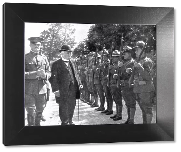 Parmi les soldats de l'entente; M. Clemenceau dans les cantonnements americains... 1918. Creator: Unknown