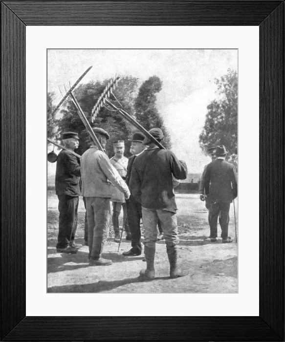 Framed Print : L'attente confiante du pays; M. Clemenceau au milieu des cultivateurs d'un village du front, 1918. Creator: Unknown Framed Print : L'attente confiante du pays; M. Clemenceau au milieu des cultivateurs d'un village du front, 1918. Creator: Unknown
