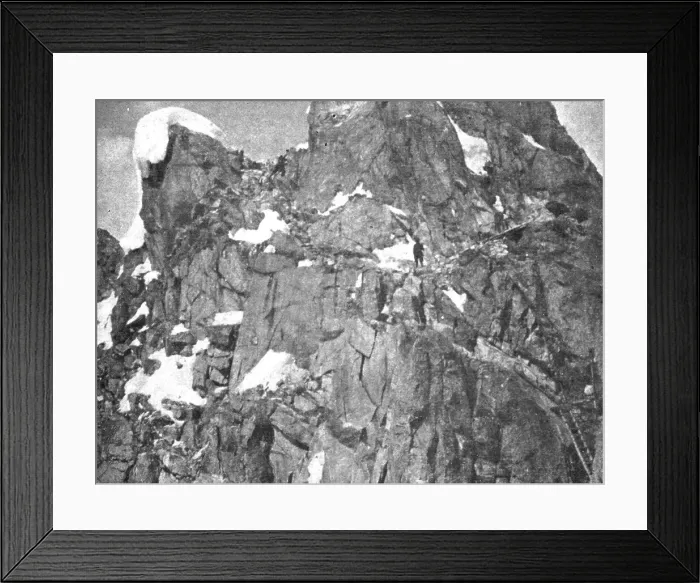 Framed Print : Sur le front Italien; Dans la region du Tonale: un poste d'acces difficile, 1918. Creator: Unknown Framed Print : Sur le front Italien; Dans la region du Tonale: un poste d'acces difficile, 1918. Creator: Unknown