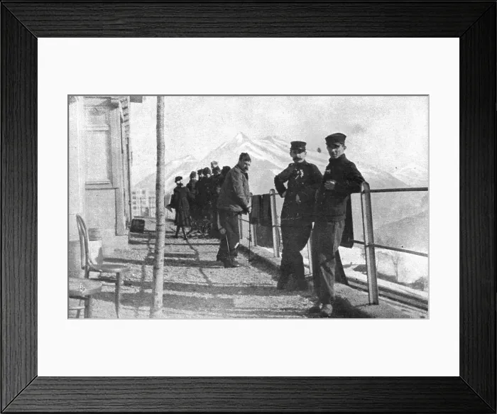 Framed Print : La Suisse hospitaliere; un groupe de malades francais faisant une cure de soleil sur la... Creator: Unknown Framed Print : La Suisse hospitaliere; un groupe de malades francais faisant une cure de soleil sur la... Creator: Unknown