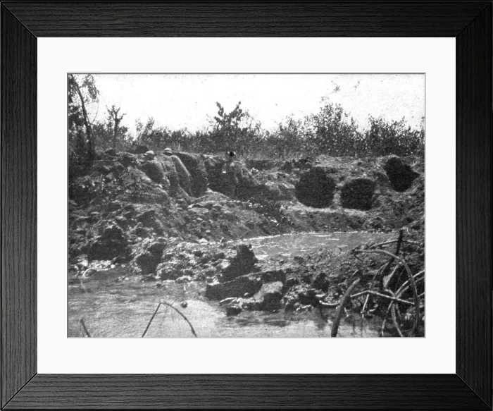 Framed Print : Victoire Italienne; sur le bord de la Piave, des bersagliers reorganisent une position... 1918. Creator: Unknown Framed Print : Victoire Italienne; sur le bord de la Piave, des bersagliers reorganisent une position... 1918. Creator: Unknown