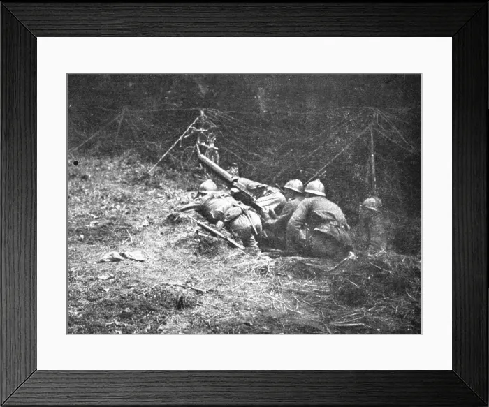 Framed Print : Victoire Italienne; sur la basse Piave: bersagliers cyclistes armes d'une mitrailleuse... 1918. Creator: Unknown Framed Print : Victoire Italienne; sur la basse Piave: bersagliers cyclistes armes d'une mitrailleuse... 1918. Creator: Unknown