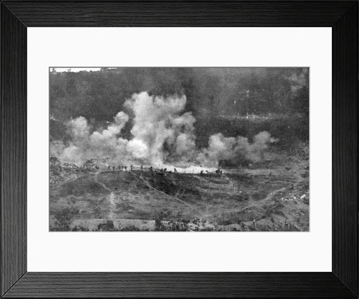 Framed Print : Victoire Italienne; dans le secteur du Montello: vagues italiennes s'elancant... 1918. Creator: Unknown Framed Print : Victoire Italienne; dans le secteur du Montello: vagues italiennes s'elancant... 1918. Creator: Unknown