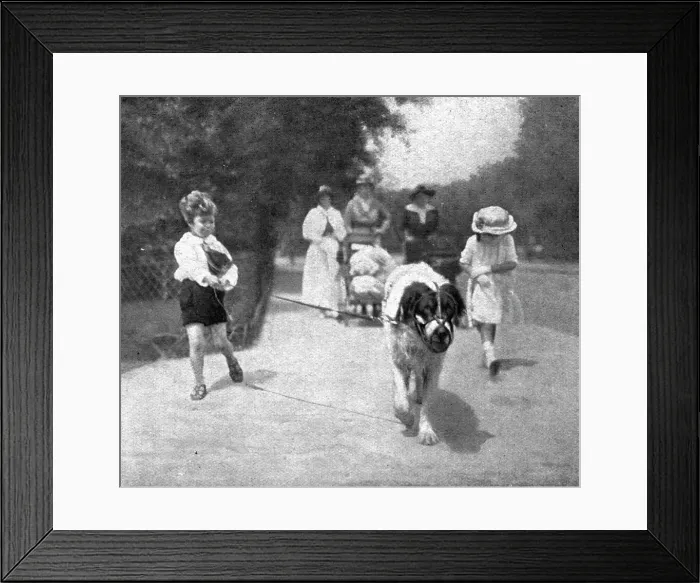 Framed Print : Paris pendant la Bataille de Paris'; enfants a la promenade. 1918. Creator: Unknown. Paris pendant la Bataille de Paris'; enfants a la promenade. 1918. Creator: Unknown Framed Print : Paris pendant la Bataille de Paris'; enfants a la promenade. 1918. Creator: Unknown. Paris pendant la Bataille de Paris'; enfants a la promenade. 1918. Creator: Unknown