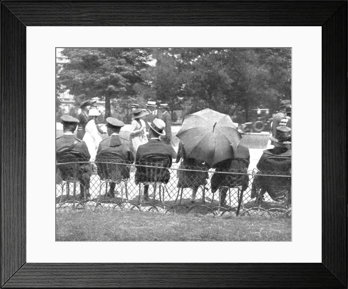 Framed Print : Paris pendant la Bataille de Paris'; le trottoir de l'avenue du Bois, 1918. Creator: Unknown. Paris pendant la Bataille de Paris'; le trottoir de l'avenue du Bois, 1918. Creator: Unknown Framed Print : Paris pendant la Bataille de Paris'; le trottoir de l'avenue du Bois, 1918. Creator: Unknown. Paris pendant la Bataille de Paris'; le trottoir de l'avenue du Bois, 1918. Creator: Unknown