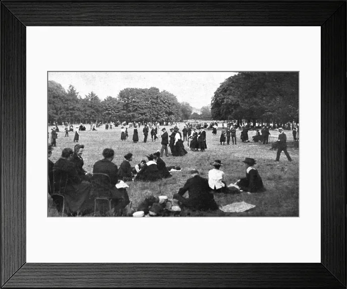 Framed Print : Paris pendant la Bataille de Paris'; le dimanche au bois de Boulogne, 1918. Creator: Unknown. Paris pendant la Bataille de Paris'; le dimanche au bois de Boulogne, 1918. Creator: Unknown Framed Print : Paris pendant la Bataille de Paris'; le dimanche au bois de Boulogne, 1918. Creator: Unknown. Paris pendant la Bataille de Paris'; le dimanche au bois de Boulogne, 1918. Creator: Unknown