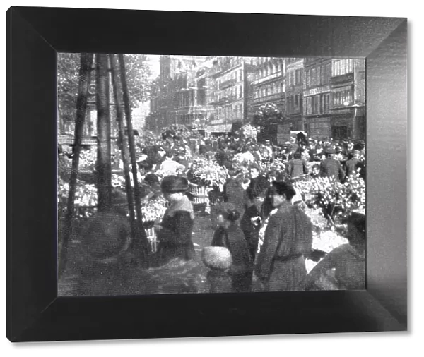 Paris pendant la 'Bataille de Paris'; aux Halles: les fleurs, 1918. Creator: Unknown. Paris pendant la 'Bataille de Paris'; aux Halles: les fleurs, 1918. Creator: Unknown