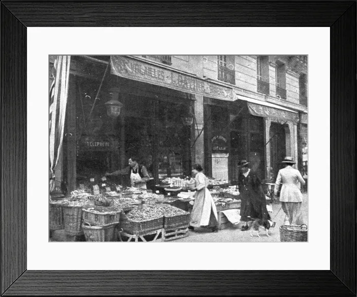 Framed Print : Paris pendant la Bataille de Paris'; l'etalage d'un fruitier, 1918. Creator: Unknown. Paris pendant la Bataille de Paris'; l'etalage d'un fruitier, 1918. Creator: Unknown Framed Print : Paris pendant la Bataille de Paris'; l'etalage d'un fruitier, 1918. Creator: Unknown. Paris pendant la Bataille de Paris'; l'etalage d'un fruitier, 1918. Creator: Unknown