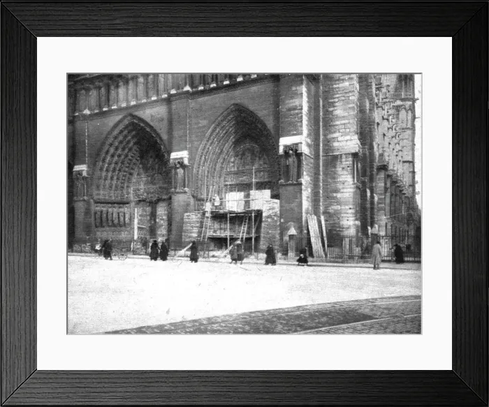 Framed Print : La Guerre a L'Allemande'; les portails de Notre-Dame proteges par des sacs de terre, 1918. Creator: Unknown. La Guerre a L'Allemande'; les portails de Notre-Dame proteges par des sacs de terre, 1918. Creator: Unknown Framed Print : La Guerre a L'Allemande'; les portails de Notre-Dame proteges par des sacs de terre, 1918. Creator: Unknown. La Guerre a L'Allemande'; les portails de Notre-Dame proteges par des sacs de terre, 1918. Creator: Unknown
