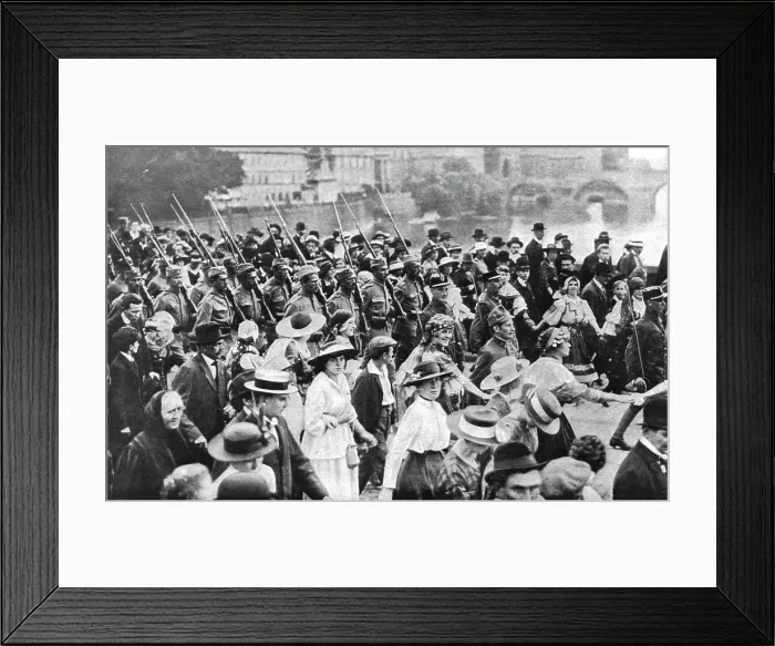 Framed Print : La Nouvelle Europe; la republique Tchecoslovaque; un retour triomphal de troupes tcheques... 1918. Creator: Unknown Framed Print : La Nouvelle Europe; la republique Tchecoslovaque; un retour triomphal de troupes tcheques... 1918. Creator: Unknown