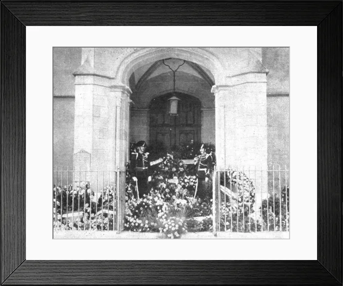 Framed Print : La Guerre a L'Allemande'; A Geneve: exposition, sous le porche du temple de Plainpalais... 1918. Creator: Unknown. La Guerre a L'Allemande'; A Geneve: exposition, sous le porche du temple de Plainpalais... 1918. Creator: Unknown Framed Print : La Guerre a L'Allemande'; A Geneve: exposition, sous le porche du temple de Plainpalais... 1918. Creator: Unknown. La Guerre a L'Allemande'; A Geneve: exposition, sous le porche du temple de Plainpalais... 1918. Creator: Unknown