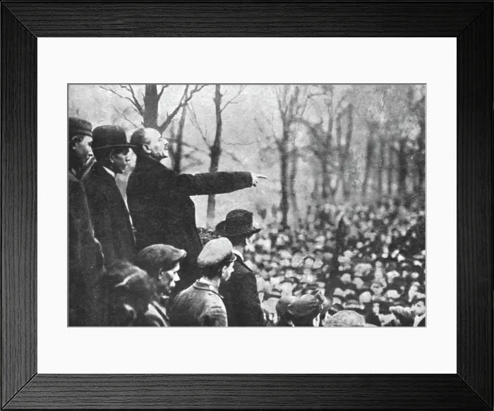 Framed Print : La Nouvelle Europe; la guerre civile a Berlin; Liebknecht harangue la foule massee Sous... 1918. Creator: Unknown. La Nouvelle Europe; la guerre civile a Berlin; Liebknecht harangue la foule massee Sous... 1918. Creator: Unknown Framed Print : La Nouvelle Europe; la guerre civile a Berlin; Liebknecht harangue la foule massee Sous... 1918. Creator: Unknown. La Nouvelle Europe; la guerre civile a Berlin; Liebknecht harangue la foule massee Sous... 1918. Creator: Unknown