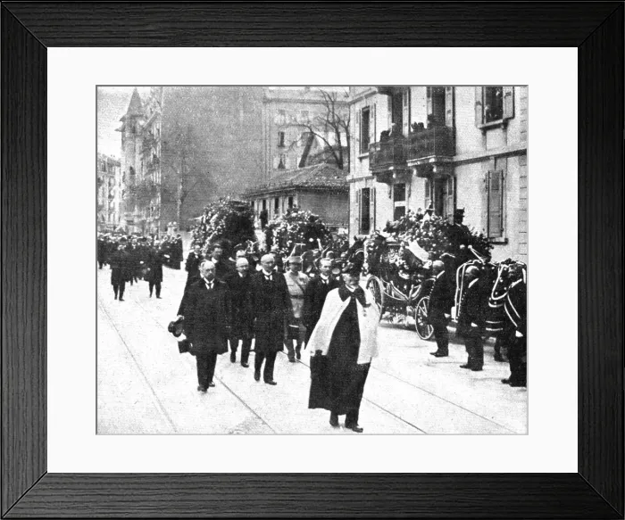 Framed Print : La Guerre a L'Allemande'; Le cortege: derriere l'huissier en manteau aux cou'eurs... 1918. Creator: Unknown. La Guerre a L'Allemande'; Le cortege: derriere l'huissier en manteau aux cou'eurs... 1918. Creator: Unknown Framed Print : La Guerre a L'Allemande'; Le cortege: derriere l'huissier en manteau aux cou'eurs... 1918. Creator: Unknown. La Guerre a L'Allemande'; Le cortege: derriere l'huissier en manteau aux cou'eurs... 1918. Creator: Unknown