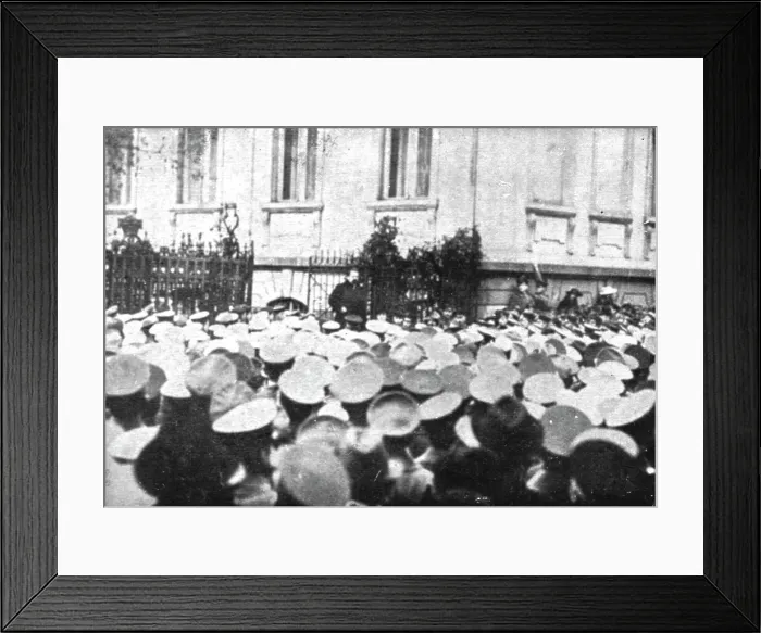 Framed Print : La Nouvelle Europe;la guerre civile a Berlin; Ebert prononce une allocutiondevant une... 1918. Creator: Unknown Framed Print : La Nouvelle Europe;la guerre civile a Berlin; Ebert prononce une allocutiondevant une... 1918. Creator: Unknown