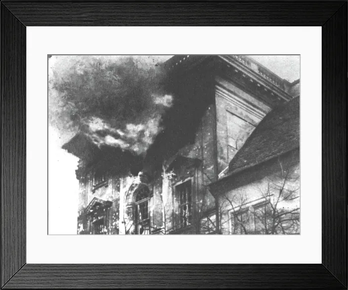 Framed Print : La Nouvelle Europe; la guerre civile a Berlin; Eclatement d'un obus au deuxieme etage... 1918. Creator: Unknown Framed Print : La Nouvelle Europe; la guerre civile a Berlin; Eclatement d'un obus au deuxieme etage... 1918. Creator: Unknown