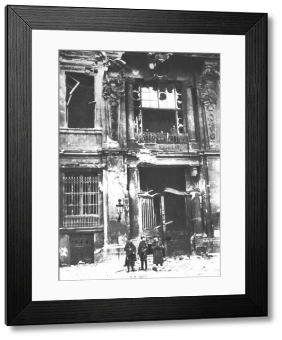 Framed Print : La Nouvelle Europe; la guerre civile a Berlin; la porte principale du chateau royal... 1918. Creator: Unknown Framed Print : La Nouvelle Europe; la guerre civile a Berlin; la porte principale du chateau royal... 1918. Creator: Unknown