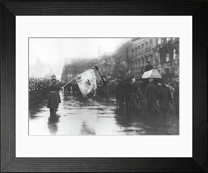 Framed Print : La Nouvelle Europe; la guerre civile a Berlin; aux obseques solennelles des morts spart... 1918. Creator: Unknown Framed Print : La Nouvelle Europe; la guerre civile a Berlin; aux obseques solennelles des morts spart... 1918. Creator: Unknown