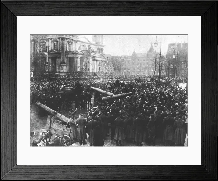 Framed Print : La Nouvelle Europe; la guerre civile a Berlin; le 29 decembre 1918, aux funerailles des... 1918. Creator: Unknown Framed Print : La Nouvelle Europe; la guerre civile a Berlin; le 29 decembre 1918, aux funerailles des... 1918. Creator: Unknown