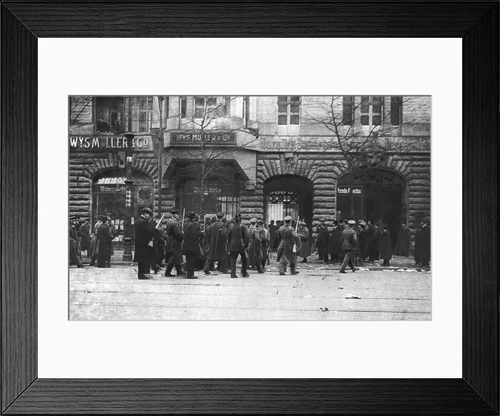 Framed Print : La Nouvelle Europe; la guerre civile a Berlin; dans l'apres-midi du 5 janvier, les sparta... 1919. Creator: Unknown Framed Print : La Nouvelle Europe; la guerre civile a Berlin; dans l'apres-midi du 5 janvier, les sparta... 1919. Creator: Unknown