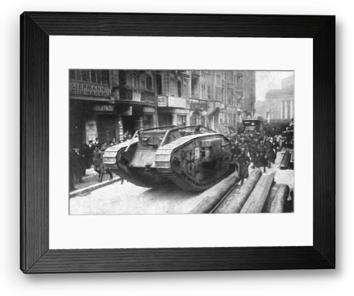 Framed Print : La Nouvelle Europe; la guerre civile a Berlin; du 5 au 11 janvier 1919 a Berlin; un tank... 1919. Creator: Unknown Framed Print : La Nouvelle Europe; la guerre civile a Berlin; du 5 au 11 janvier 1919 a Berlin; un tank... 1919. Creator: Unknown