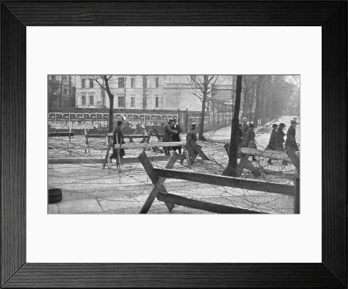 Framed Print : La Nouvelle Europe; la guerre civile a Berlin; du 5 au 11 janvier 1919 a Berlin; reseau... 1919. Creator: Unknown Framed Print : La Nouvelle Europe; la guerre civile a Berlin; du 5 au 11 janvier 1919 a Berlin; reseau... 1919. Creator: Unknown