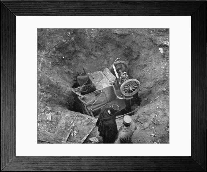 Framed Print : Quelques Points de Chute; Au milieu de la rue Drouot, entre les numeros 2 et 3... 1918. Creator: Unknown Framed Print : Quelques Points de Chute; Au milieu de la rue Drouot, entre les numeros 2 et 3... 1918. Creator: Unknown