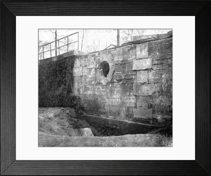 Framed Print : Quelques Points de Chute; Sur la terrasse de l'Orangerie aux Tuileries: par canon... 1918. Creator: Unknown Framed Print : Quelques Points de Chute; Sur la terrasse de l'Orangerie aux Tuileries: par canon... 1918. Creator: Unknown
