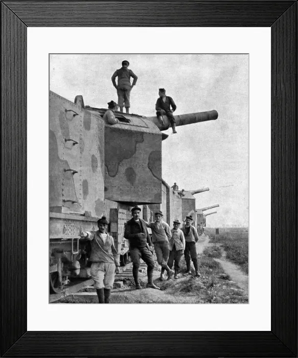 Framed Print : Les Canonniers Marins; Des cuirasses sur rails: un train blinde arme de canons de 190, 1918. Creator: Unknown Framed Print : Les Canonniers Marins; Des cuirasses sur rails: un train blinde arme de canons de 190, 1918. Creator: Unknown