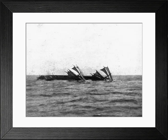 Framed Print : Les sous-marins allemands a l'Oeuvre; Deux phases de l'agonie d'un voiler, 1918. Creator: Unknown Framed Print : Les sous-marins allemands a l'Oeuvre; Deux phases de l'agonie d'un voiler, 1918. Creator: Unknown
