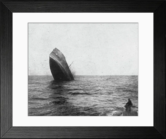 Framed Print : Les sous-marins allemands a l'Oeuvre; Cargo piquant au fond par l'arriere, 1918. Creator: Unknown Framed Print : Les sous-marins allemands a l'Oeuvre; Cargo piquant au fond par l'arriere, 1918. Creator: Unknown