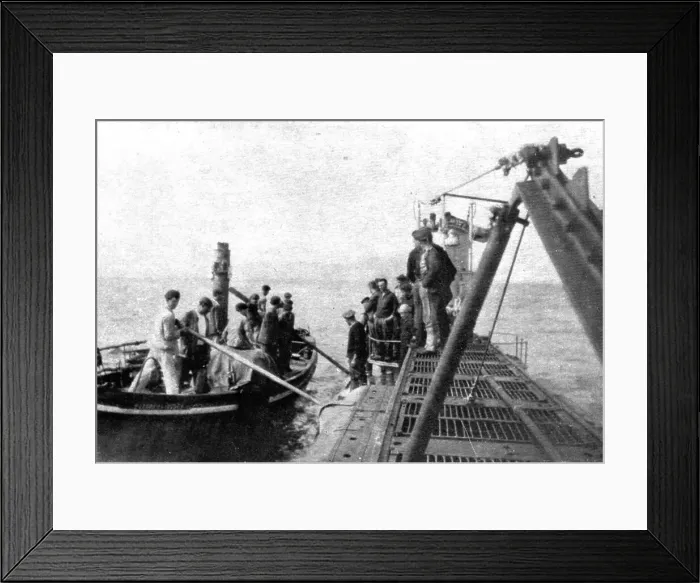 Framed Print : A bord des sous-marins allemands; Une embarcation venant d'une cote neutre communique... 1918. Creator: Unknown Framed Print : A bord des sous-marins allemands; Une embarcation venant d'une cote neutre communique... 1918. Creator: Unknown