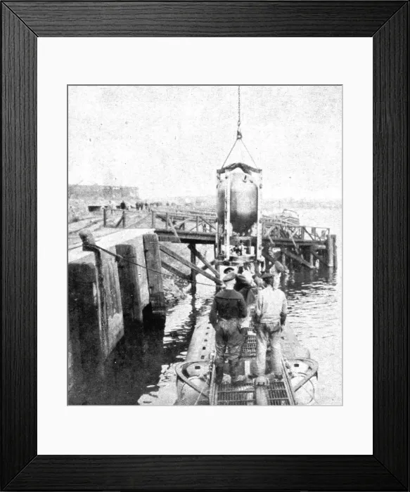 Framed Print : A bord des sous-marins allemands; Embarquement de mines et torpilles avant le depart... 1918. Creator: Unknown Framed Print : A bord des sous-marins allemands; Embarquement de mines et torpilles avant le depart... 1918. Creator: Unknown
