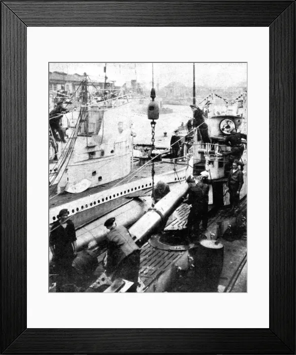Framed Print : A bord des sous-marins allemands; Embarquement de mines et torpilles avant le depart pour... 1918. Creator: Unknown Framed Print : A bord des sous-marins allemands; Embarquement de mines et torpilles avant le depart pour... 1918. Creator: Unknown
