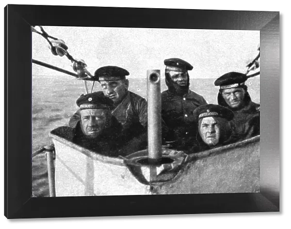 A bord des sous-marins allemands; Groupe caracteristique d'un equipage de sous-marin allemand, 1918 Creator: Unknown