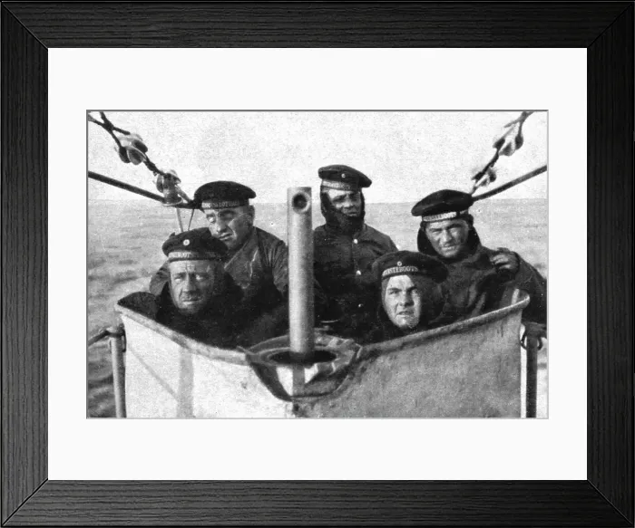 Framed Print : A bord des sous-marins allemands; Groupe caracteristique d'un equipage de sous-marin allemand, 1918 Creator: Unknown Framed Print : A bord des sous-marins allemands; Groupe caracteristique d'un equipage de sous-marin allemand, 1918 Creator: Unknown