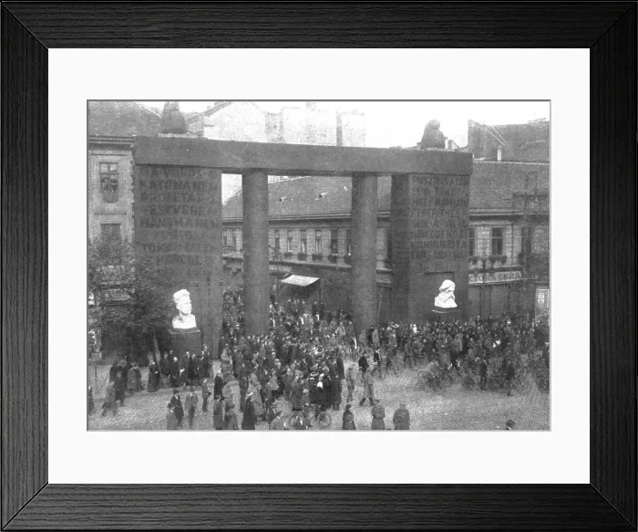 Framed Print : La Nouvelle Europe; Le regime communiste a Budapest; un arc de triomphe, place Andrassy... 1919. Creator: Unknown Framed Print : La Nouvelle Europe; Le regime communiste a Budapest; un arc de triomphe, place Andrassy... 1919. Creator: Unknown