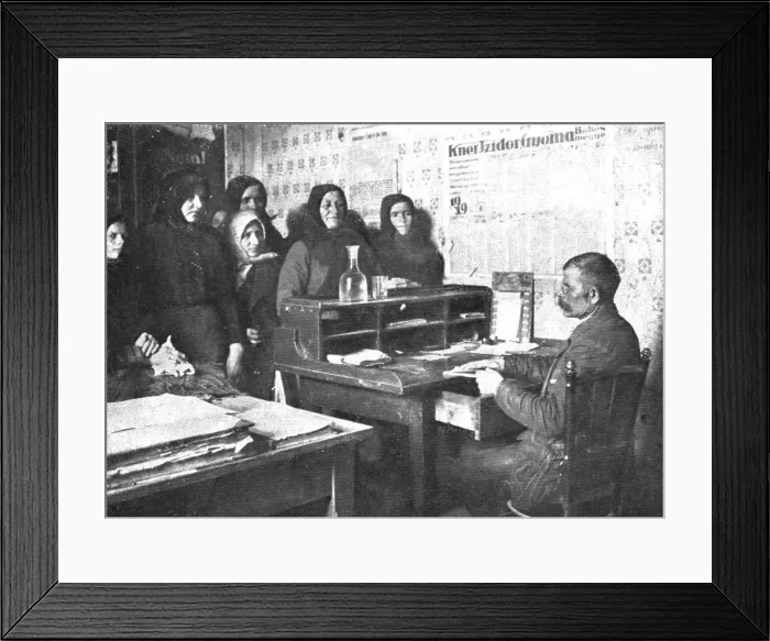 Framed Print : La Nouvelle Europe; Le regime communiste a Budapest; distribution des cartes de vivres... 1919. Creator: Unknown Framed Print : La Nouvelle Europe; Le regime communiste a Budapest; distribution des cartes de vivres... 1919. Creator: Unknown