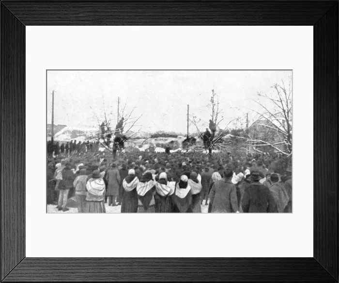 Framed Print : La Nouvelle Europe; La propagande en Hongrie; la parole communiste prechee en plein air...1919. Creator: Unknown Framed Print : La Nouvelle Europe; La propagande en Hongrie; la parole communiste prechee en plein air...1919. Creator: Unknown